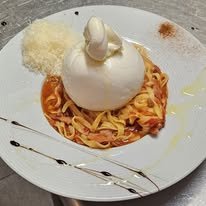 Burrata fondante sur tagliatelles sauce tomate
