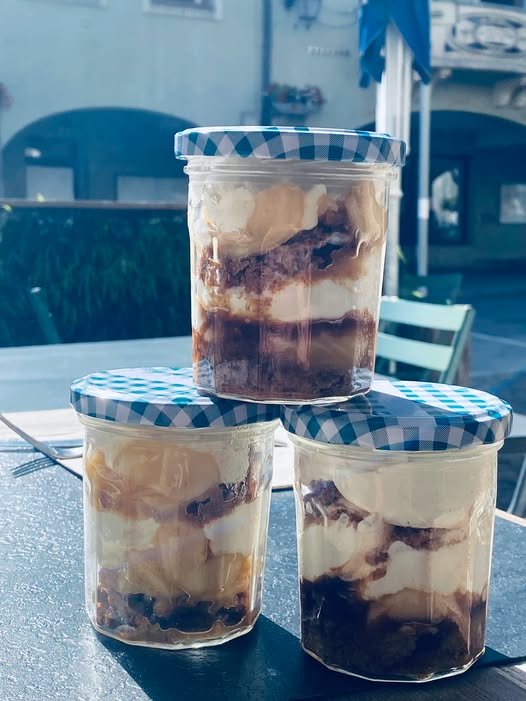 Verrines de tiramisu maison avec couvercle à motif vichy, préparées chez Laet